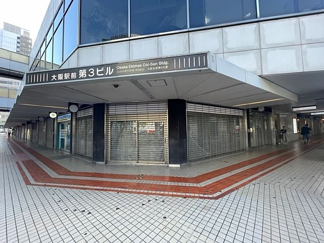 ≪3方位の広々間口約17ｍ≫御堂筋側角区画・路面店舗事務所
お初天神通り連絡交差点スグで視認性良好です！！
