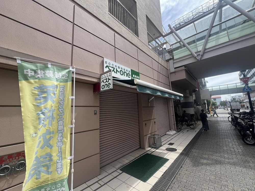 間口約5mで視認性良好！専有面積80㎡超で事務所・店舗共に利用可能！エアコン・トイレ有り！（残置物扱い）商業施設の1階店舗につき人の往来◎