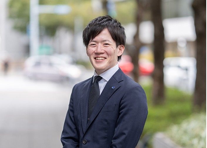 この度は、当社稲留からのご紹介で入社させていただきました。
前々職では新卒から約5年間、電気部品の商社に勤め法人営業に従事しておりました。
その後、2社目ではコンサルティング会社にて、中小中堅企業の経営者様へ補助金の提案営業、
金融機関様へのアライアンス営業に約2年間従事しており、「結果を意識しつつ如何に顧客本位の営業になるか」を考え、
1社目、2社目共に日々営業活動をしておりました。不動産業界は今まで経験したことはございませんが、
長所の「真面目で冷静、継続力、優しすぎる」を活かしつつ、結果と顧客本位の意識を忘れず、
信頼いただける営業マンになれるよう精進致します。