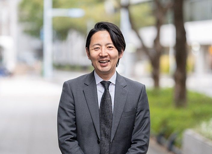 未経験から25歳で飛び込んだ不動産業界。当時は上司にイビりされ、蔑まれ、朝から晩まで生きる為に必死でした。そんな必死に藻掻いていた暗闇の中、眼の前に一筋の光明が差し込み、この不動産業で勝負したいと思って早15年、多くの出会いや別れを経験し、様々な人から助けられ、時には叱咤激励を頂き、今思えば、掛け替えのない幸せな時間を過ごせたと思います。そんな中、私事ですが、再びバイリンク株式会社でお世話になるに事になりましたので、初心に戻り、皆様からの信頼や叱咤激励を頂けるよう一生懸命頑張りますので、何卒宜しくお願い致します。
