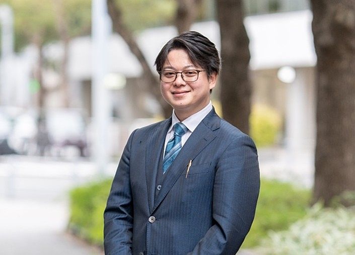 前職は大阪メインで一棟収益レジの売買仲介営業をしておりました。
お客様目線で物件に対しての疑問等を想定・即回答が出来るように努め、何事も準備を怠らずに信頼関係を深めることを大事にしております。
前職の上司が口酸っぱく言っていた「結局最後は人と人」・「想像力と創造力」、それは今でも胸に刻まれております。
エンド顧客様・同業者様ともに信頼される、物件でもプライベートな事でも一番最初に相談されるような営業マンを目指して精進いたします。
また、出身は大阪・大学時代は京都・現在は兵庫に住んでおりますので、京阪神の大体の土地勘は持っています。
持ち前のフットワークでどのエリアの物件もお取り扱い・調査いたしますので、何でもお気軽にご相談ください！