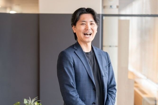 小泉社長とは中学からの付き合いで、卒業後20歳の時に再会し、前職もバイリンクも入社するきっかけを作っていただきました。僕の人生の舵を完全に変えてくれた人です。社長とは同級生ですが仕事に対する考え方や経営スタイルにはいつも感銘を受けます。僕たちの会社のことをまずは関西の人が誰もが知っている企業にするために引き続きブランディング担当として邁進していきます。