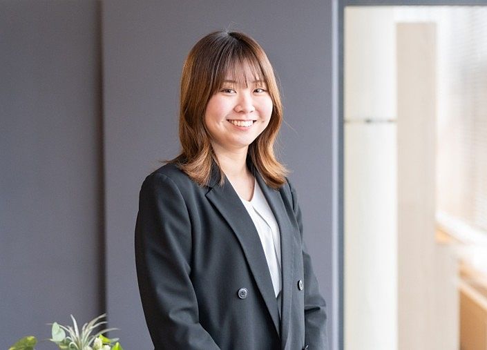 前職は不動産会社で主に仲介の賃貸営業をしていました。
以前の職場とは業務内容が異なるのですが、少しでも経験を活かして頑張ります。
休日は夫と息子たちと買い物に行ったりゲームをしたりして過ごすことが多いです。
育児や引っ越し等で長いブランクがありますが、家庭とのバランスを取りながら仕事にも力を入れて精進していきたいと思いますのでよろしくお願いいたします。