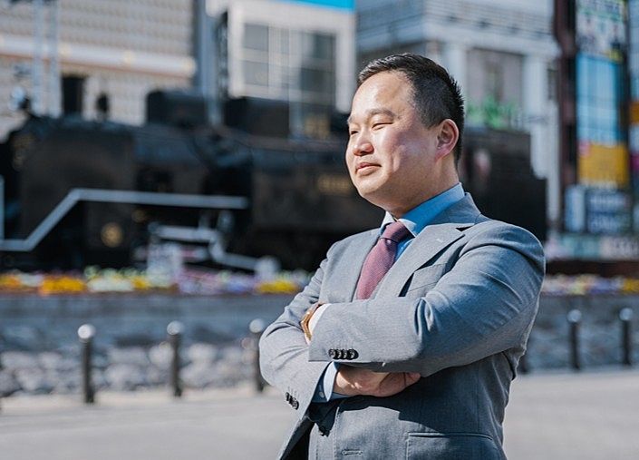 入社前は町の不動産屋や飲食業界を転々としていましたが弊社代表とご縁があり、バイリンクへ入社しました。
私の名前の由来にもなっていますが好きな言葉は「正しい方向へ正しい努力をすれば道は拓ける」です。
業務に際して心がけている事は懇切丁寧な対応をする事で実際にお取引していただいたお客様や担当、管理した物件のオーナー様及び入居者様のほとんどの方と良好な関係が築けています。
目立つタイプではありませんが粘り強い縁の下の力持ちタイプとよく言われますので、他社の営業の方が諦めてしまうような案件でもお力になれるかもしれません。何でもお気軽にご相談ください。